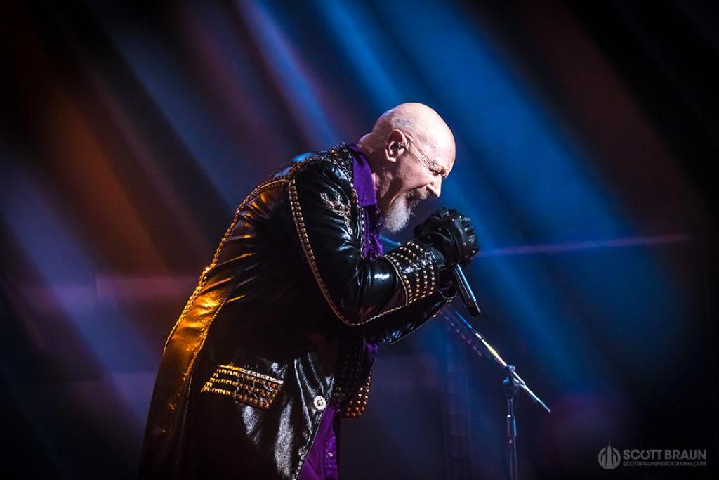 Vocalista de Judas Priest se harta y patea el celular a un&nbsp;fan