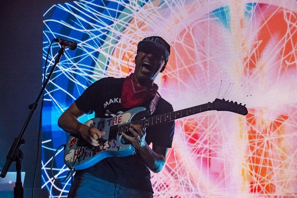 Quiso una selfie con Tom Morello; arroja su&nbsp;celular