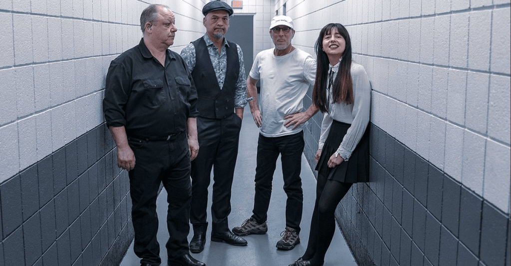 Guitarrazos con cambios de ritmo en On Graveyard Hill, lo nuevo de&nbsp;Pixies