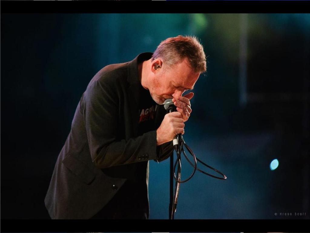 The Jesus and Mary Chain da explosiva noche de noise con estética&nbsp;futurista