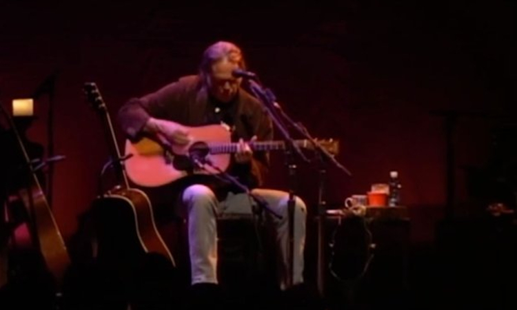 Neil Young comparte plan de demanda contra&nbsp;Trump